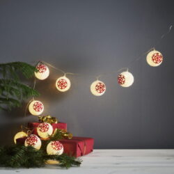 Vánoční ozdobný řetěz Ornament, 10 LED, červený, Star Trading - Svteln etz na baterie zdoben 10 ks koul s vnonm motivem v erven a bl barv. Dekorativn dekorace pro v domov a vnon stromeek.