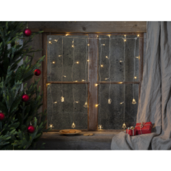 Světelný závěs Decy, 40 LED, Star Trading - Originální vánoční dekorace na okně ve formě závěsu s vánočními dekoracemi. Závěs vytvoří jedinečnou zimní a útulnou atmosféru. Jelikož napájení je na baterie AA, není nutné mít zásuvku vedle okna ani připojovat prodlužovačku. Velmi praktický je i časovač, který zapne závěs na 6 hodin a poté jej na 18 hodin vypne.