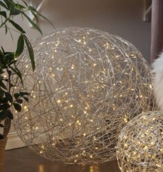 Venkovní dekorace koule Trassel 77 cm, Star Trading - Velmi efektn svteln koule vyroben z drtu. Projekt Charlotte Falck. LED podsvcen v tepl bl barv. Dekorace pizpsoben vnjm podmnkm: IP44.