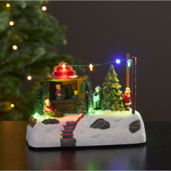 Vánoční dekorace Iceville, 8 LED, pohyblivá, svítící, hrající, Star Trading - Zveme vs do magickho svta, krsn vyrobench vnonch ozdob, vdsk znaky znm na trzch Evropy i svta. Vnon dekorace, vnon scna, hudba a figurky jsou navren se zkuenostmi a propracovan do nejmench detail. 

Krsn prezentovan hudebn msteko s LED osvtlenm zobrazujc prodej vnonch stromk s otonm vnonm stromkem. 8 vnonch koled hrajcch ve smyce. Provoz na baterie s funkc asovae
