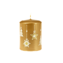 Svíčka Moments Gold 60x80 Unipar - Tento design zlaté svíčky má své kouzlo v jednoduchosti a jemnosti vánočních dekorů, které jsou pocukrované bílým třpytem.

Barva: zlatá s vánočním dekorem
Velikost: střední (60x80 mm)
Doba hoření: 32 hodin
Tvar: válec

V nabídce i svíčka Moments Gold 70x105 mm s dobou hoření 48 hodin.
