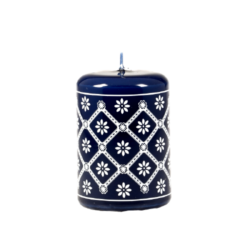 Svíčka s motivem z Valašska - modrá 50x70 Unipar - Prémiová ručně vyráběná svíčka inspirovaná modrotiskem a dekorem z Valašska.

Barva: modrá
Velikost: malá (50x70 mm)
Doba hoření: 17 hodin
Tvar: válec