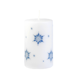 Svíčka Ice Nature White Vánoční 60x100 Unipar - Prémiová vánoční svíčka v matné bílé barvě s šedým motivem sněhových vloček. Přírodní vzhled je dotvořen ručně škrábaným povrchem.

Svíčka je bez balení.

Barva: bílá s dekorem sněhových vloček
Velikost: střední (60x100 mm)
Doba hoření: 40 hodin
Tvar: válec