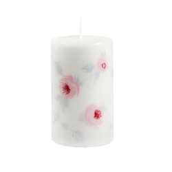 Svíčka Wild Rose Pink 60x100 Unipar - Bílá prémiová svíčka s jemným vzorem růžových růžiček v kombinaci s šedými lístečky.

Svíčka je zabalena do celofánu.

Barva: bílá
Velikost: střední (60x100 mm)
Doba hoření: 40 hodin
Tvar: válec
